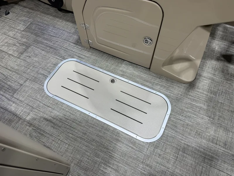 Slide: The Image of Bentley Pontoons Legacy 223 Navigator Quad Lounge Tritoon & Honda 4-Stroke EFI 2026 - 31