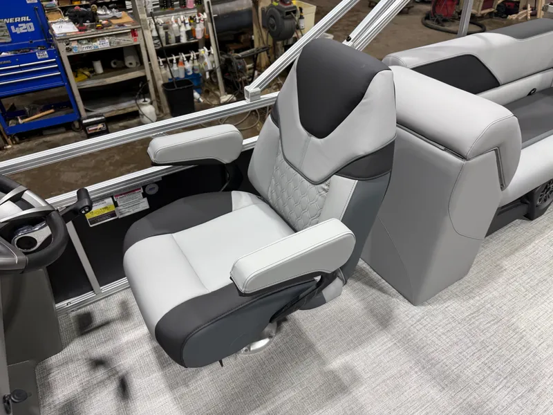 Slide: The Image of Tahoe Sport 2180 Quad Lounge & Honda 4-Stroke EFI 2026 - 11