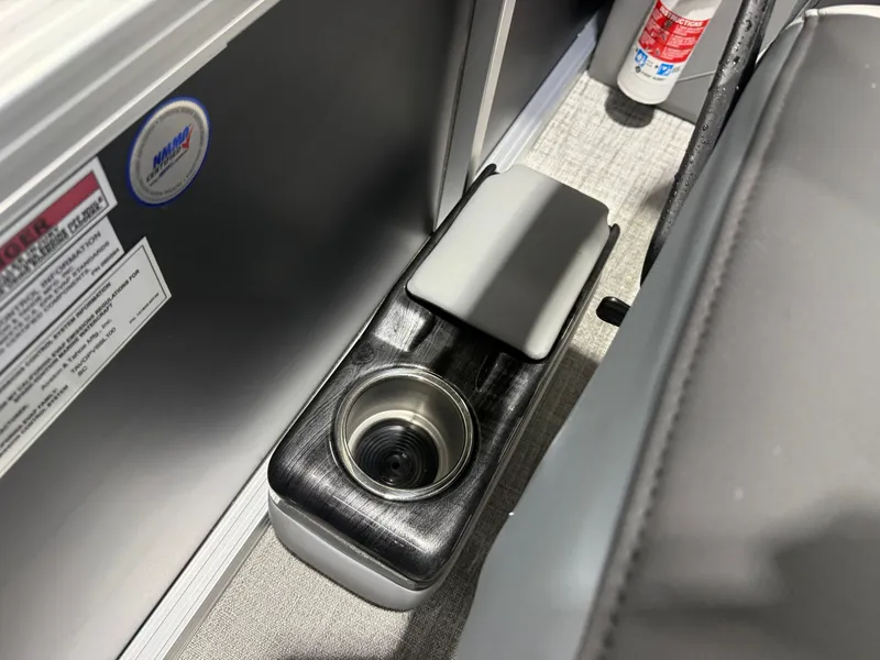 Slide: The Image of Tahoe Sport 2180 Quad Lounge & Honda 4-Stroke EFI 2026 - 15