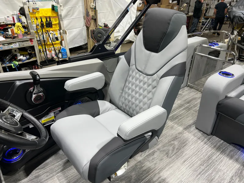 Slide: The Image of Tahoe Cascade 200HP VRB 2385 Swingback Tritoon & Honda 4-Stroke EFI 2026 - 11