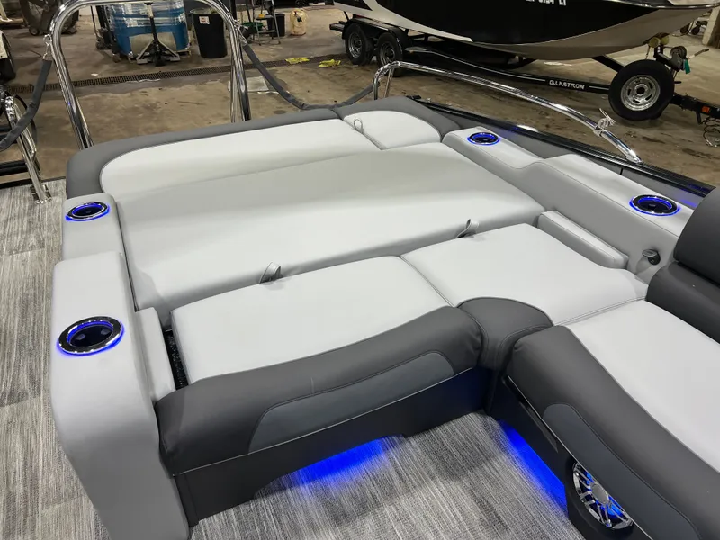 Slide: The Image of Tahoe Cascade 200HP VRB 2385 Swingback Tritoon & Honda 4-Stroke EFI 2026 - 17