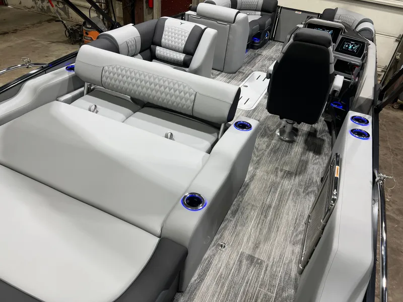 Slide: The Image of Tahoe Cascade 200HP VRB 2385 Swingback Tritoon & Honda 4-Stroke EFI 2026 - 34