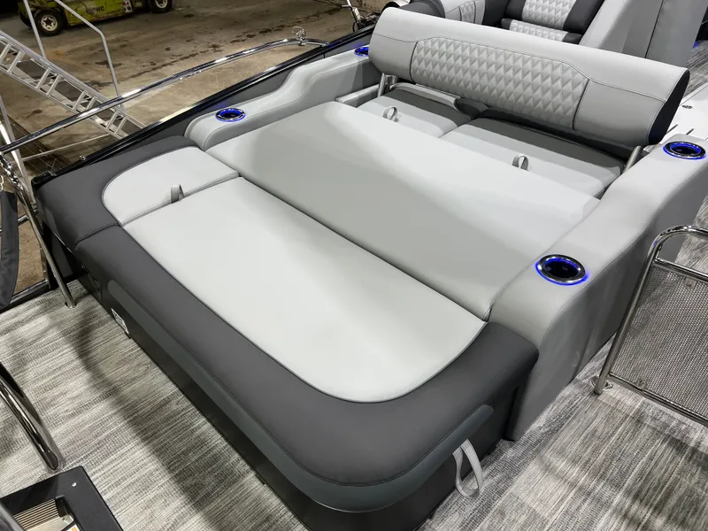 Slide: The Image of Tahoe Cascade 2385 Swingback (VRB) Tritoon & Honda 4-Stroke EFI 2026 - 16