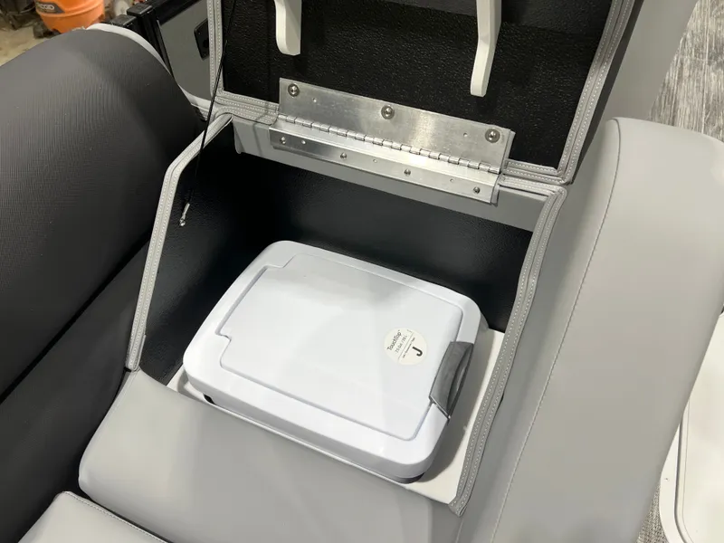 Slide: The Image of Tahoe Cascade 2385 Swingback (VRB) Tritoon & Honda 4-Stroke EFI 2026 - 20