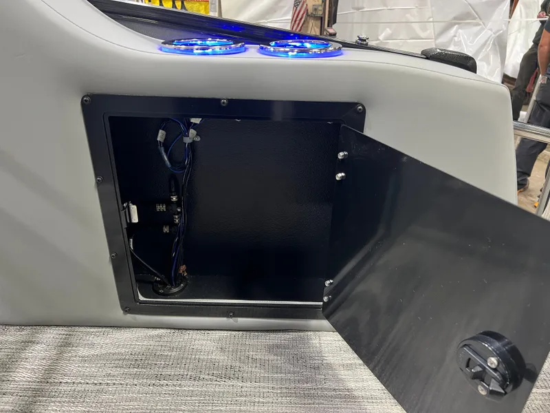 Slide: The Image of Tahoe Cascade 2385 Swingback (VRB) Tritoon & Honda 4-Stroke EFI 2026 - 29