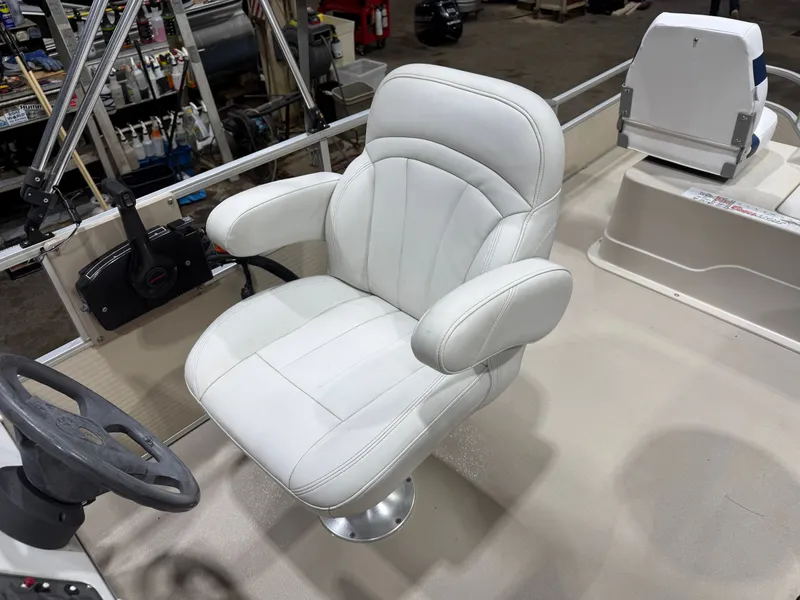 Slide: The Image of Weeres Family Fish Deluxe 220 Pontoon 2008 - 11