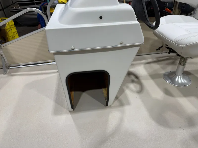 Slide: The Image of Weeres Family Fish Deluxe 220 Pontoon 2008 - 22