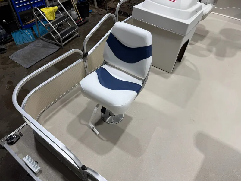 Slide: The Image of Weeres Family Fish Deluxe 220 Pontoon 2008 - 8