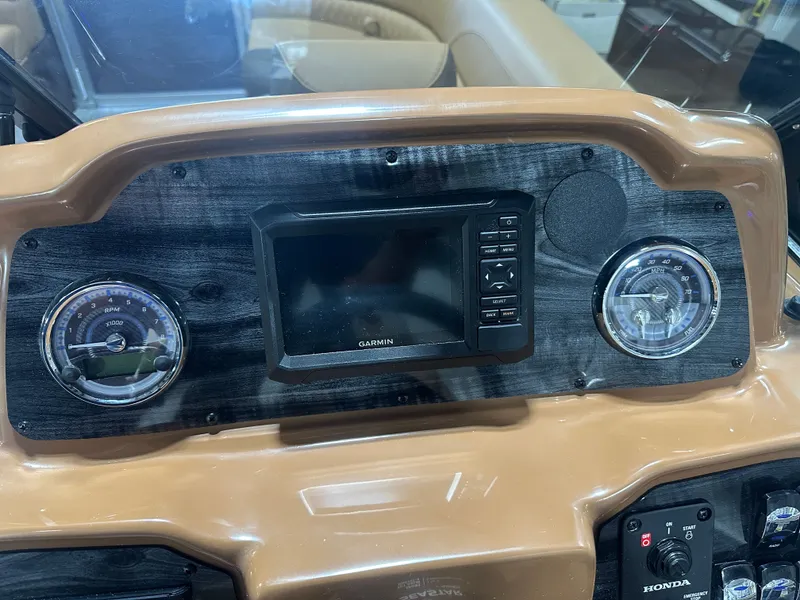 Slide: The Image of Tahoe LTZ 2385 Swingback (VRB) Windshield Tritoon & Honda 4-Stroke EFI 2025 - 16