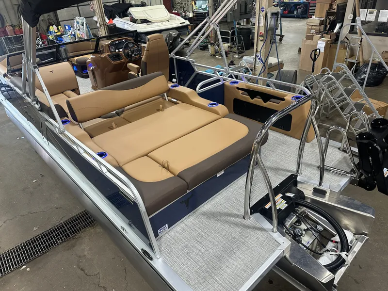 Slide: The Image of Tahoe LTZ 2385 Swingback (VRB) Windshield Tritoon & Honda 4-Stroke EFI 2025 - 47