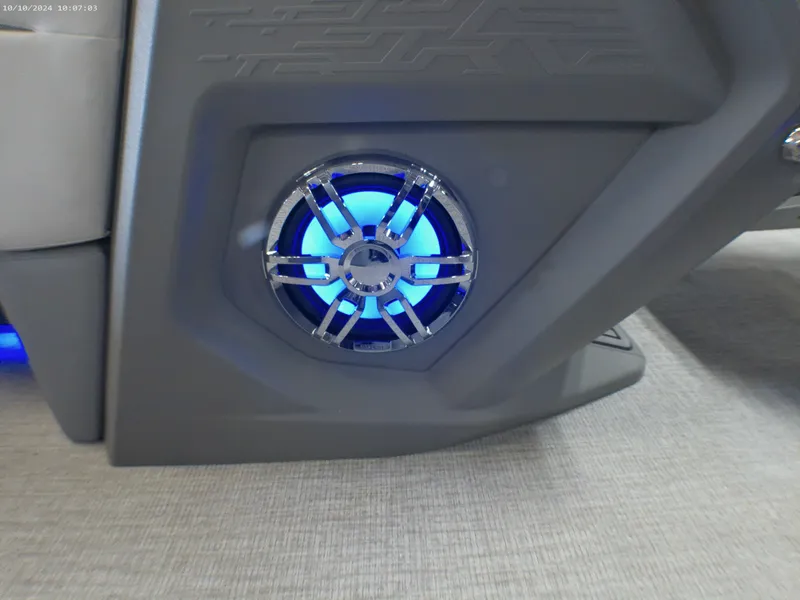 Slide: The Image of Tahoe Cascade 200HP VRL 2385 Swingback Tritoon 2025 - 31