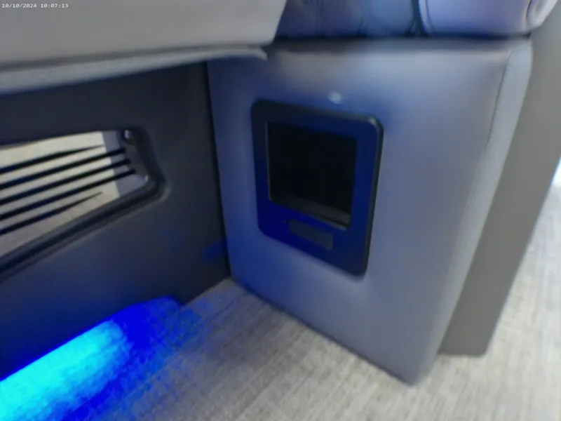 Slide: The Image of Tahoe Cascade 200HP VRL 2385 Swingback Tritoon 2025 - 32