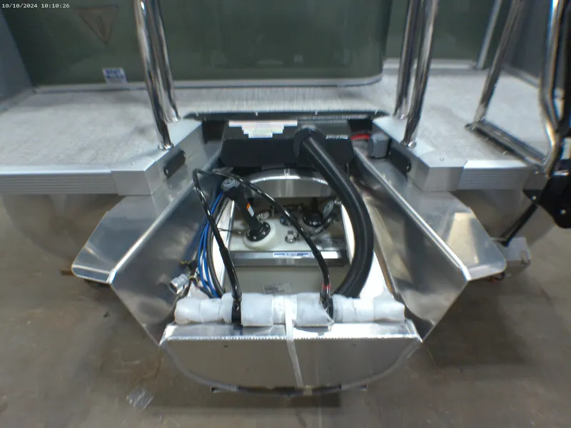 Slide: The Image of Tahoe Cascade 200HP VRL 2385 Swingback Tritoon 2025 - 45