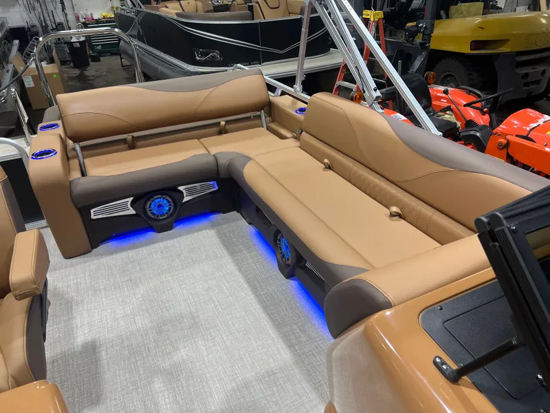 Slide: The Image of Tahoe LTZ 2385 Swingback (VRB) Windshield Tritoon & Honda 4-Stroke EFI 2026 - 9