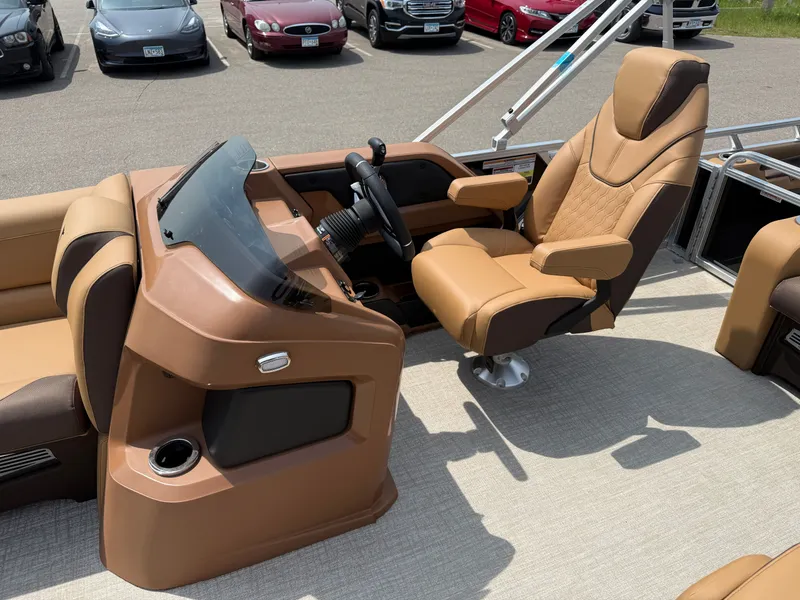 Slide: The Image of Tahoe LTZ 200HP VRB 2385 Swingback Tritoon 2025 - 11