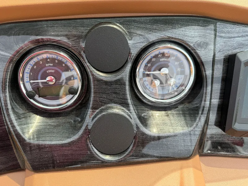 Slide: The Image of Tahoe LTZ 200HP VRB 2385 Swingback Tritoon 2025 - 15