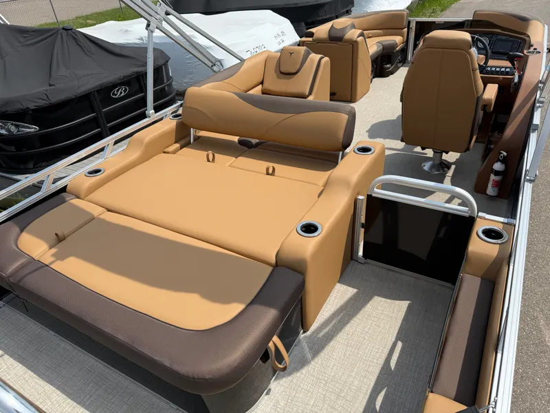 Slide: The Image of Tahoe LTZ 200HP VRB 2385 Swingback Tritoon 2025 - 23
