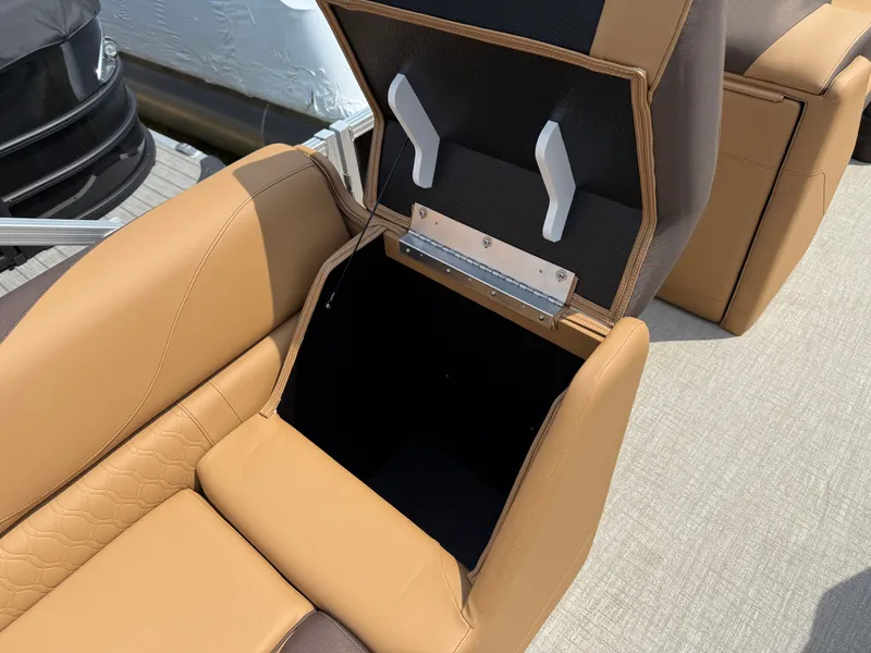 Slide: The Image of Tahoe LTZ 200HP VRB 2385 Swingback Tritoon 2025 - 27