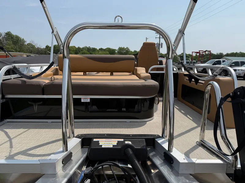 Slide: The Image of Tahoe LTZ 200HP VRB 2385 Swingback Tritoon 2025 - 43
