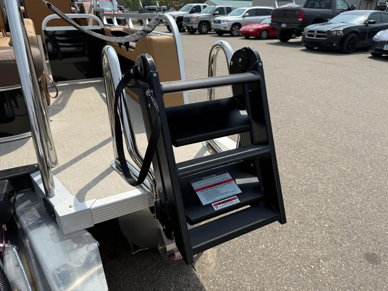 Slide: The Image of Tahoe LTZ 200HP VRB 2385 Swingback Tritoon 2025 - 44