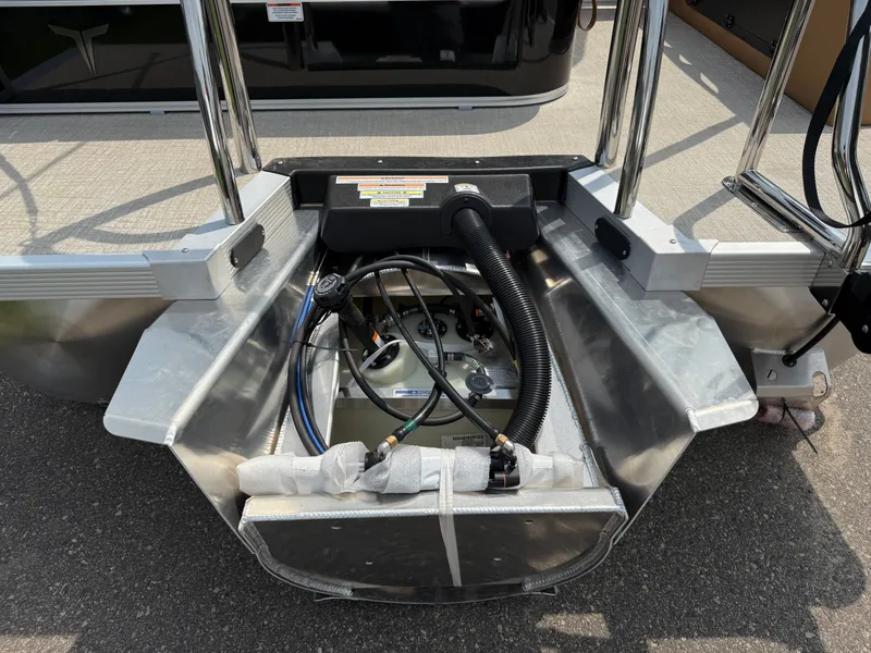 Slide: The Image of Tahoe LTZ 200HP VRB 2385 Swingback Tritoon 2025 - 45