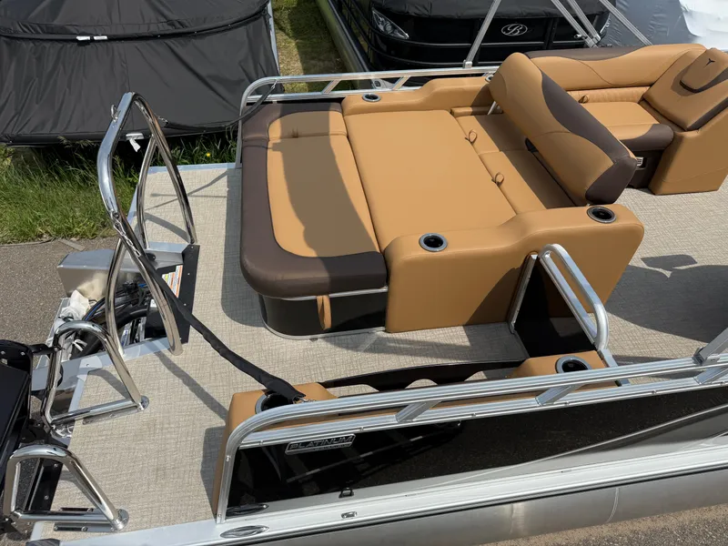 Slide: The Image of Tahoe LTZ 200HP VRB 2385 Swingback Tritoon 2025 - 5