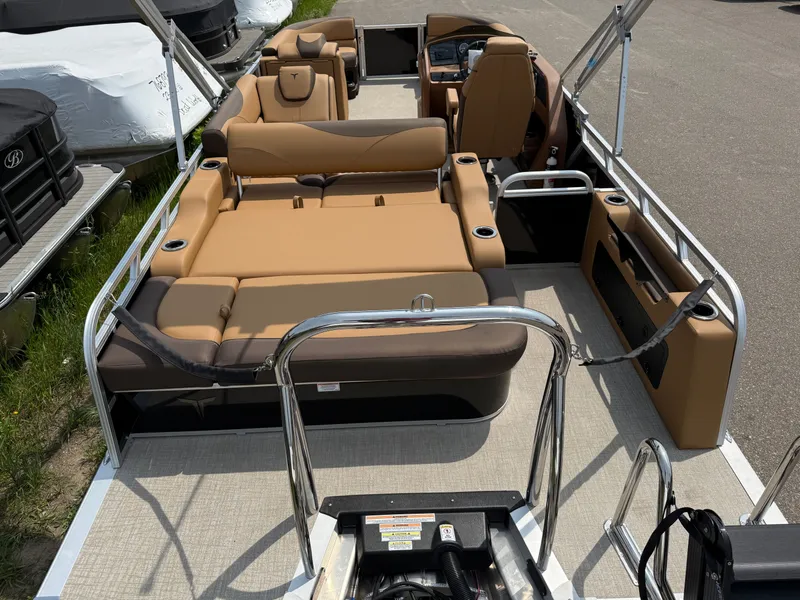 Slide: The Image of Tahoe LTZ 200HP VRB 2385 Swingback Tritoon 2025 - 6