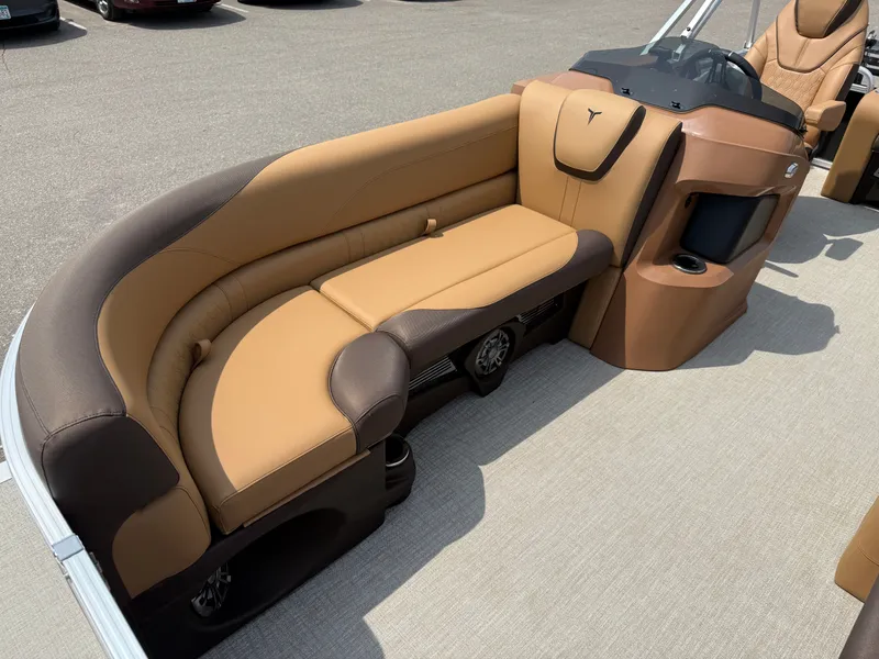 Slide: The Image of Tahoe LTZ 200HP VRB 2385 Swingback Tritoon 2025 - 8