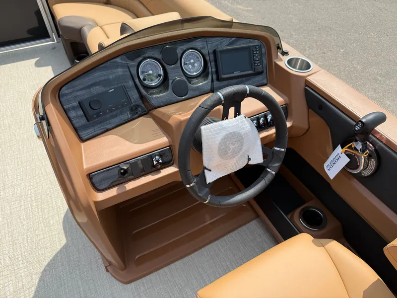 Slide: The Image of Tahoe LTZ 2385 Swingback (VRB) Tritoon & Honda 4-Stroke EFI 2025 - 13