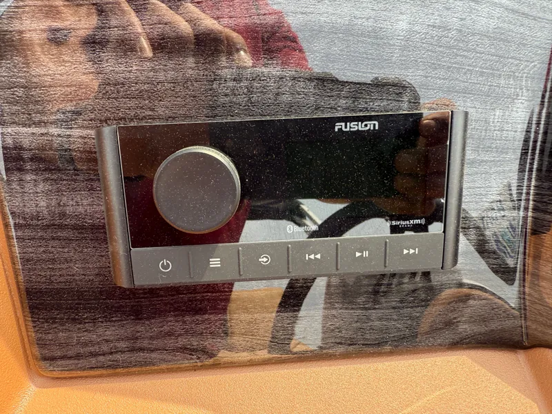 Slide: The Image of Tahoe LTZ 2385 Swingback (VRB) Tritoon & Honda 4-Stroke EFI 2025 - 14