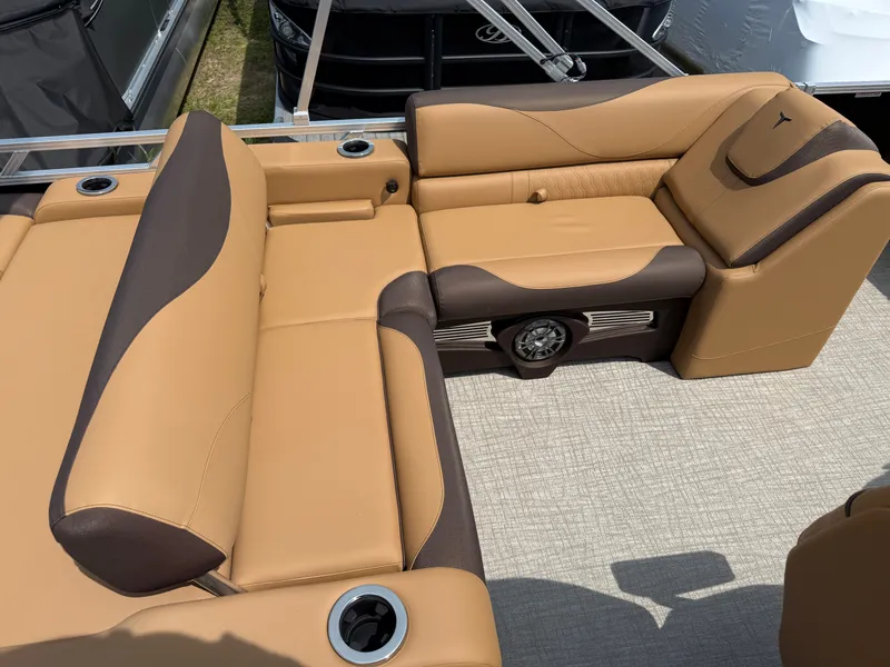 Slide: The Image of Tahoe LTZ 2385 Swingback (VRB) Tritoon & Honda 4-Stroke EFI 2025 - 19