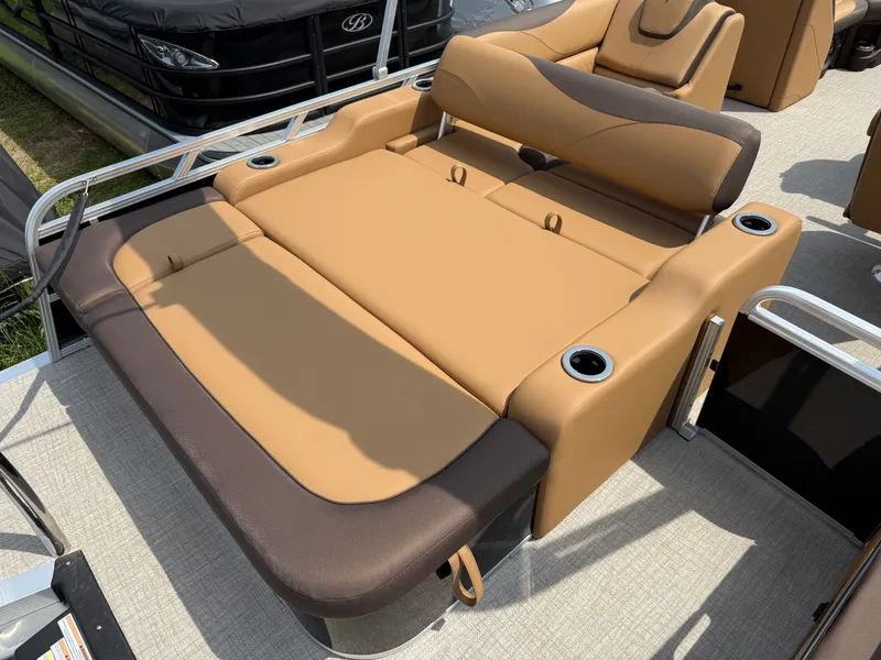 Slide: The Image of Tahoe LTZ 2385 Swingback (VRB) Tritoon & Honda 4-Stroke EFI 2025 - 20