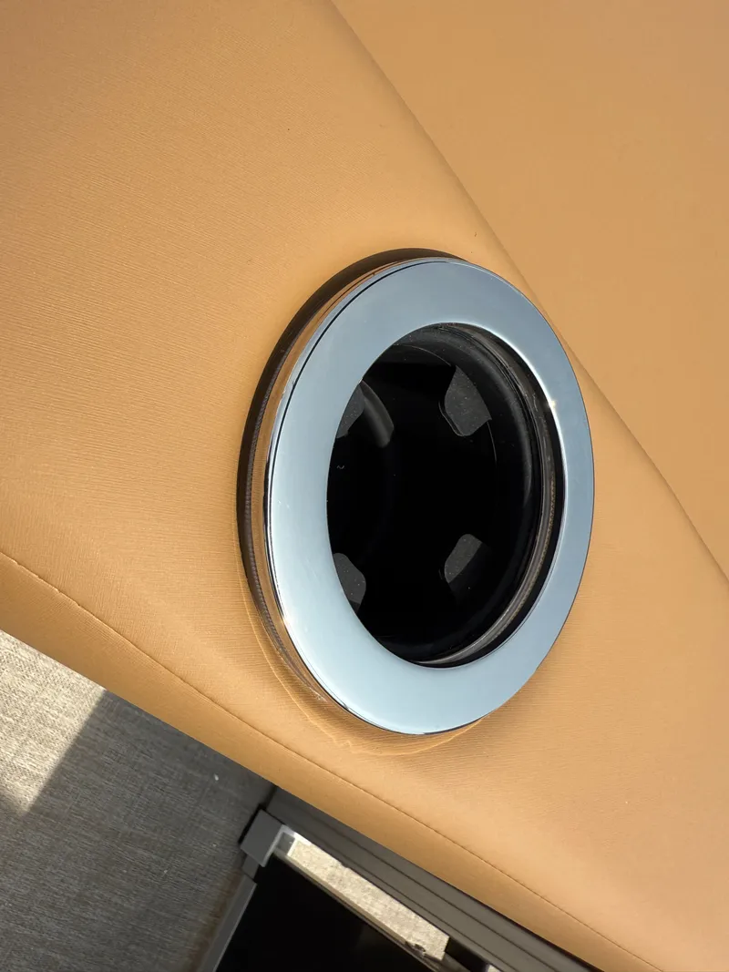 Slide: The Image of Tahoe LTZ 2385 Swingback (VRB) Tritoon & Honda 4-Stroke EFI 2025 - 24