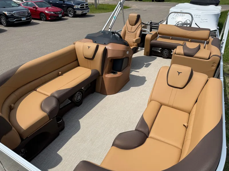 Slide: The Image of Tahoe LTZ 2385 Swingback (VRB) Tritoon & Honda 4-Stroke EFI 2025 - 33