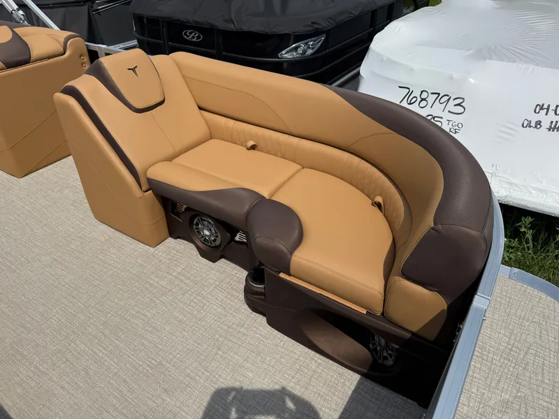 Slide: The Image of Tahoe LTZ 2385 Swingback (VRB) Tritoon & Honda 4-Stroke EFI 2025 - 9