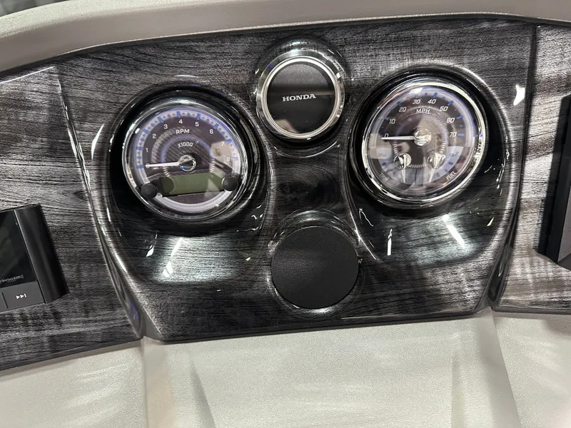 Slide: The Image of Tahoe LTZ 2385 Swingback (VRL) Tritoon & Honda 4-Stroke EFI 2025 - 13