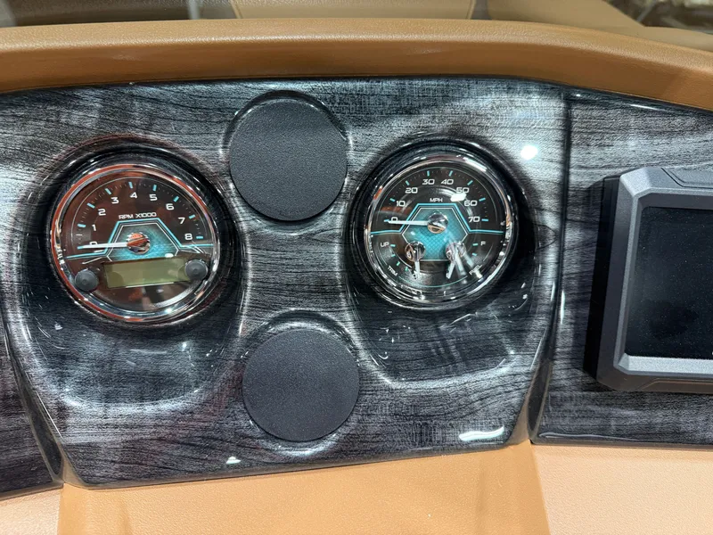 Slide: The Image of Tahoe LTZ 200HP VRL 2385 Swingback Tritoon 2025 - 13