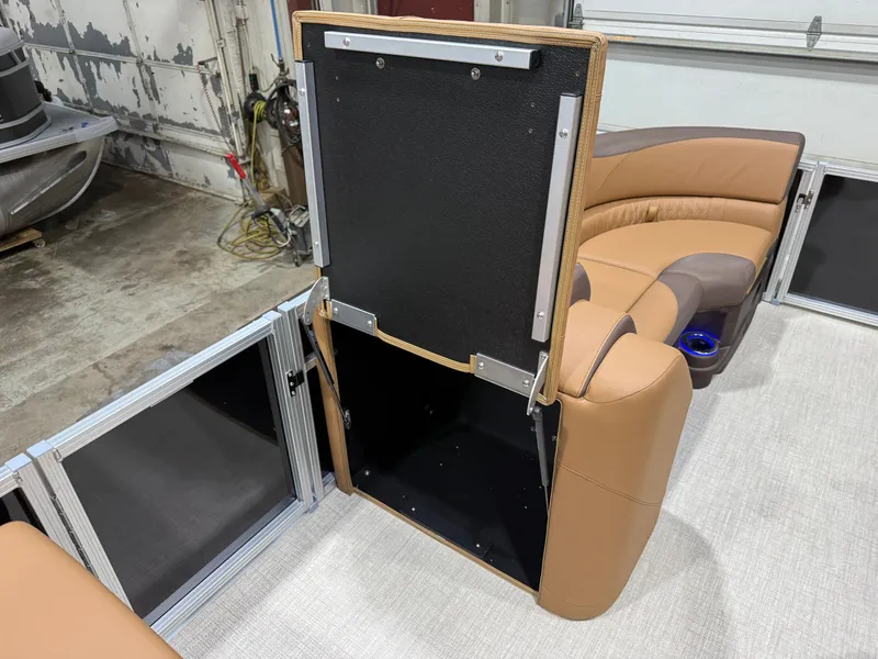 Slide: The Image of Tahoe LTZ 200HP VRL 2385 Swingback Tritoon 2025 - 28