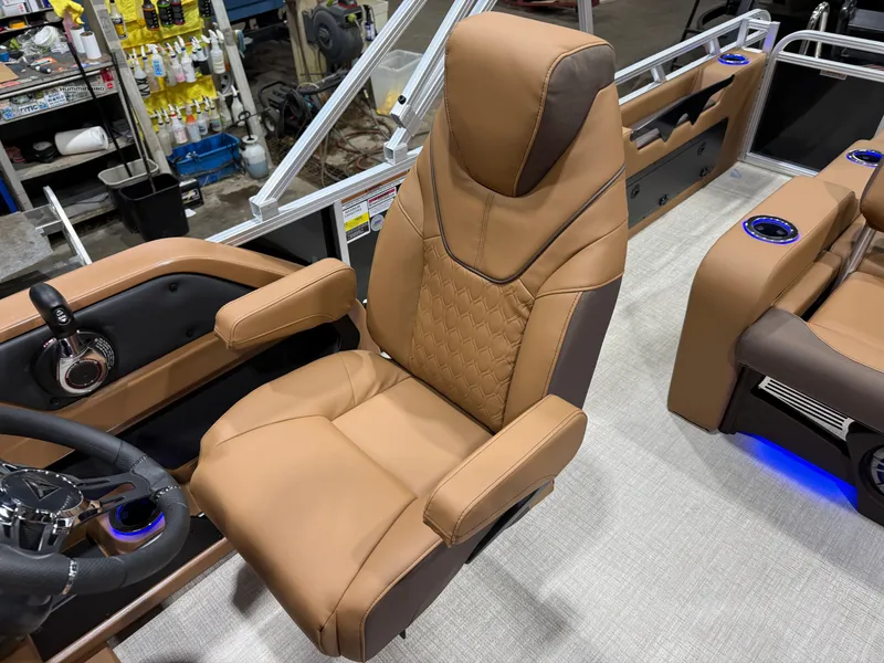 Slide: The Image of Tahoe LTZ 2385 Swingback (VRL) Tritoon & Honda 4-Stroke EFI 2025 - 10