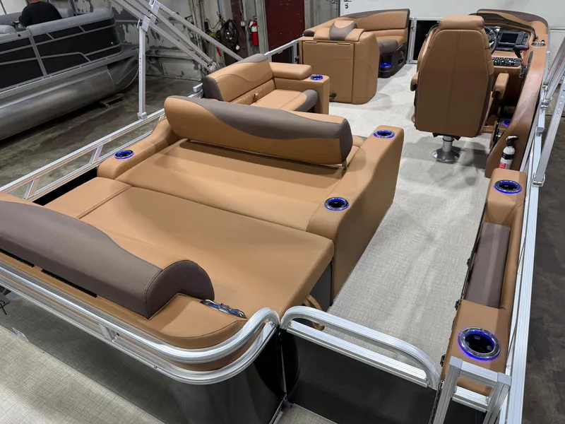 Slide: The Image of Tahoe LTZ 2385 Swingback (VRL) Tritoon & Honda 4-Stroke EFI 2025 - 21