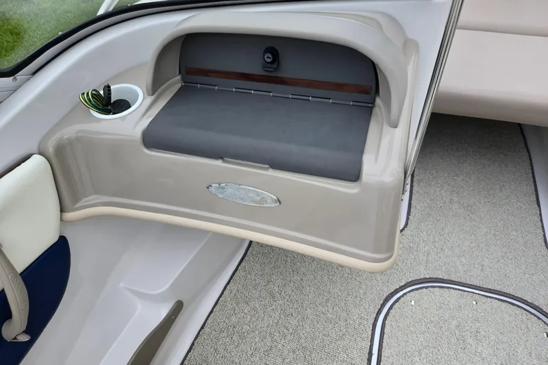 Slide: The Image of 1998 Four Winns 180 Horizon boat interior with storage compartment and cup holder. - 15