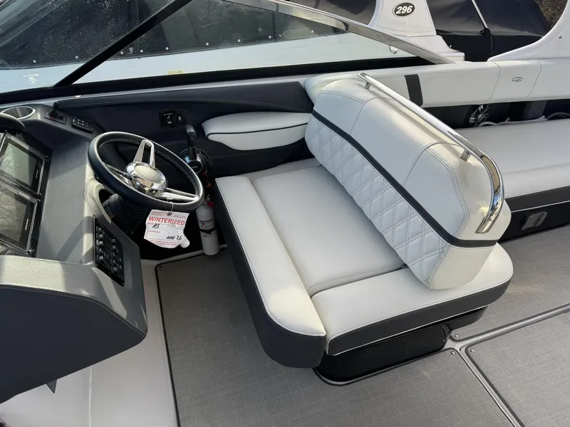 Slide: The Image of Regal 2800 Bowrider 2020 - 10