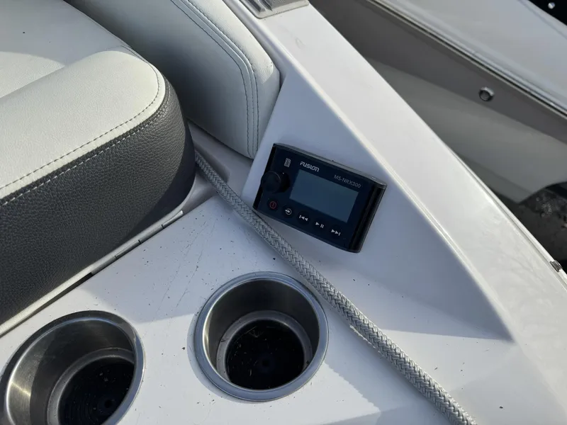 Slide: The Image of Regal 2800 Bowrider 2020 - 13