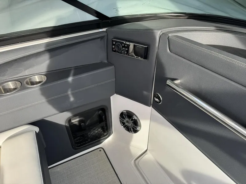 Slide: The Image of Regal 2800 Bowrider 2020 - 15