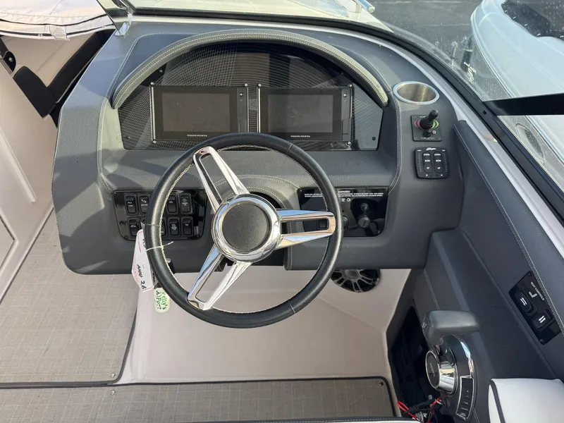 Slide: The Image of Regal 2800 Bowrider 2020 - 16