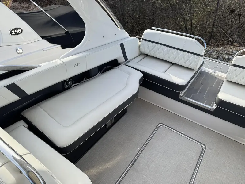 Slide: The Image of Regal 2800 Bowrider 2020 - 7