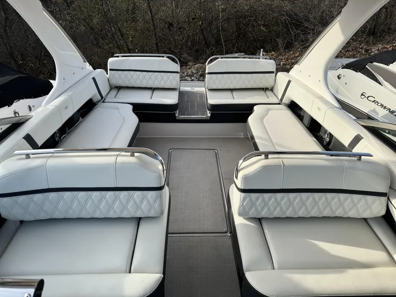 Slide: The Image of Regal 2800 Bowrider 2020 - 8