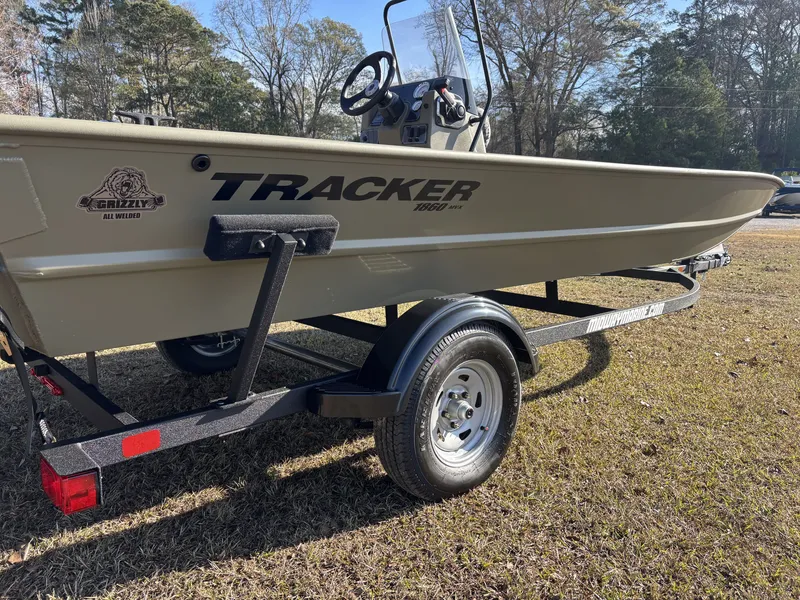 Slide: The Image of Tracker Grizzly 1860 CC 2026 - 11