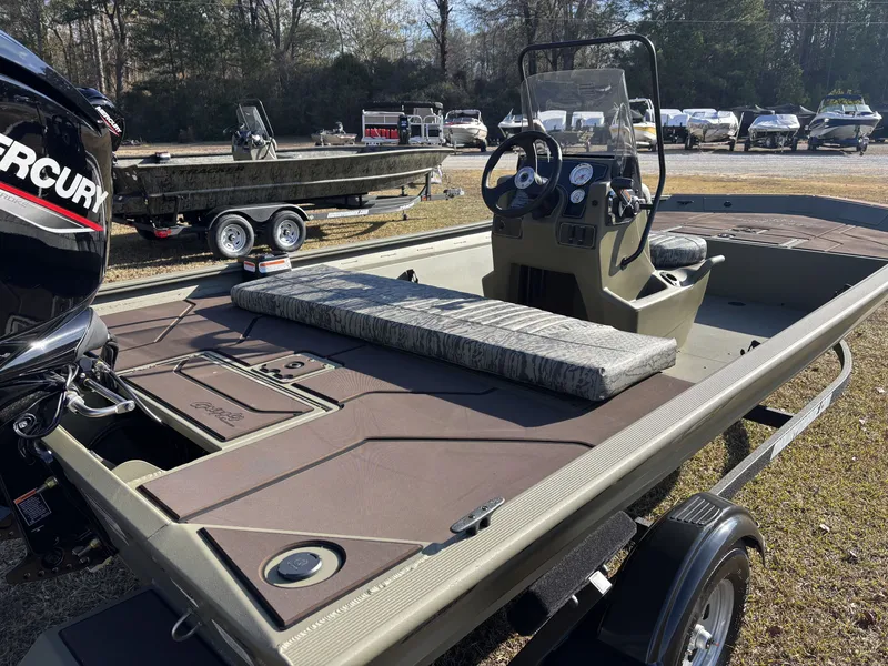 Slide: The Image of Tracker Grizzly 1860 CC 2026 - 12