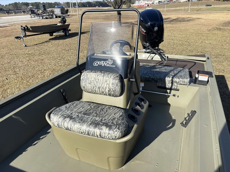 Slide: The Image of Tracker Grizzly 1860 CC 2026 - 13